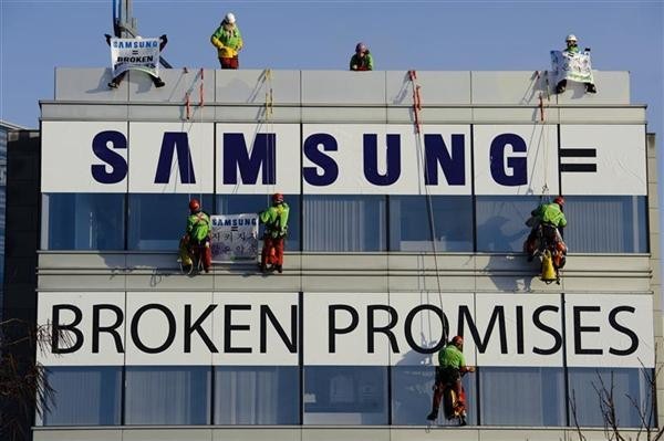 Greenpeace climbers expose Samsungs toxic broken promises