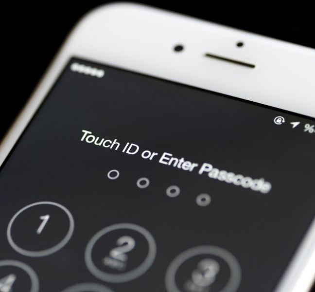 apple-iphone-screen-with-screen-lock-to-enter-password-or-touch-id