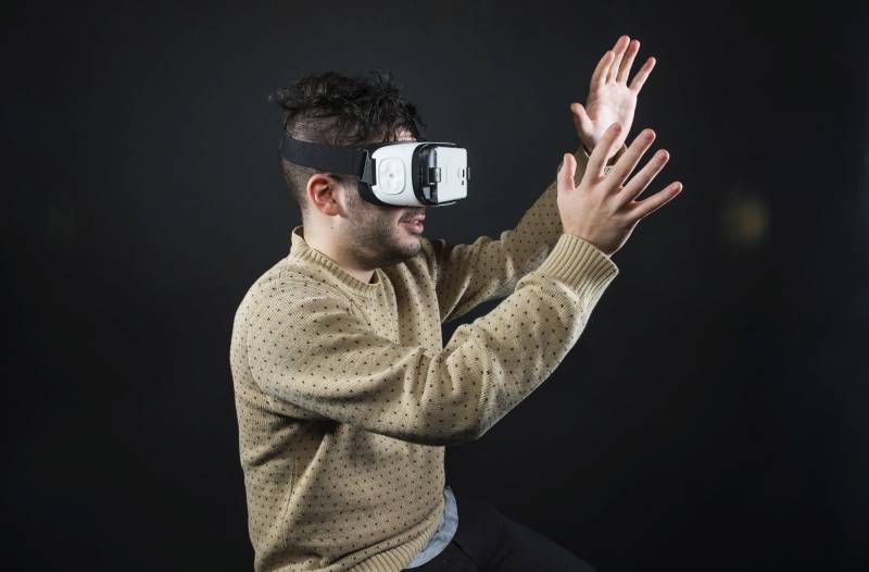 NEW YORK, NY - NOVEMBER 19: Huffington Post editors try out the new Samsung Gear VR virtual reality headset in New York on Thursday Nov. 19, 2015. (Photo by Damon Dahlen, Huffington Post) *** Local Caption ***