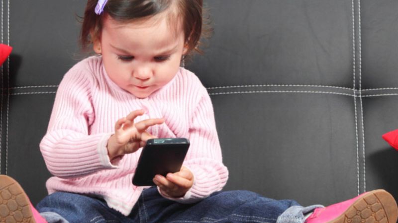 crianca-brincando-smartphone