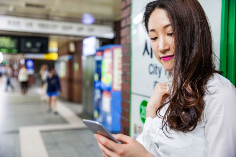 Coreia do Sul Leis Pedestres Olhando Smartphone
